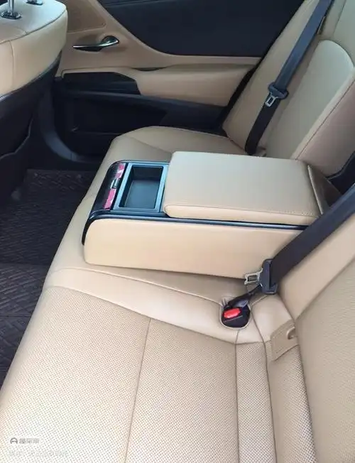 后排的扶手箱也不是很大,不占用空间.