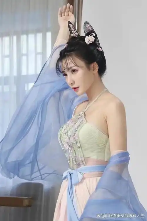 柳岩,著名主持人,演员,歌手.身高162cm,体重52kg.三围82,58,92.