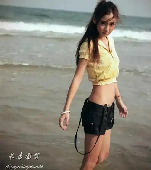 angelababy成名前旧照海边玩耍衣着性感满脸胶原蛋白