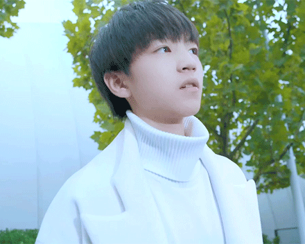 王俊凯gif白衣少年gif眨眼gif