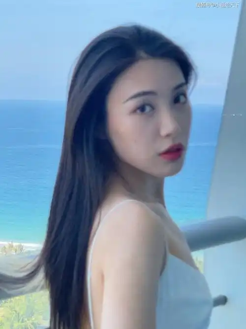 戴萌长发飘飘性感写真