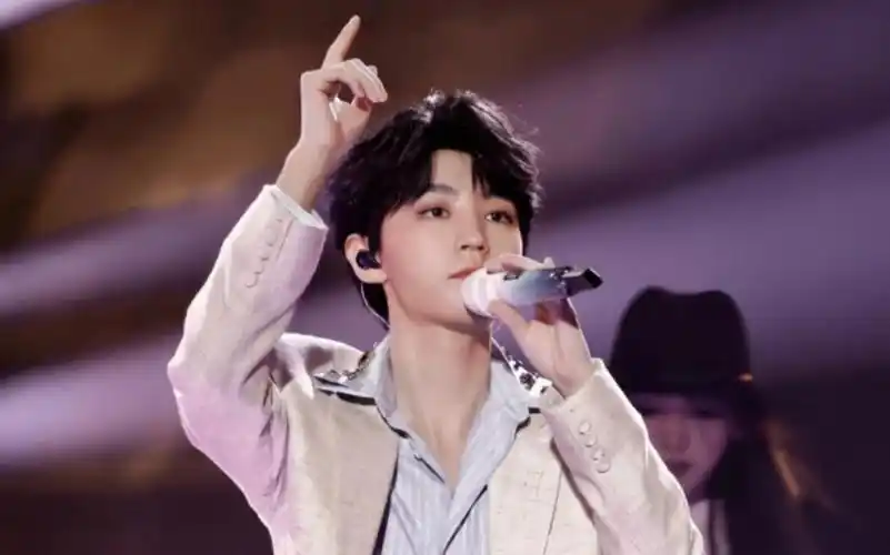 宝漫不经心的动作超帅哒#王俊凯 #未曾谋面的终将会相遇 #舞台混剪