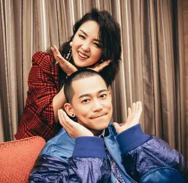 只有何洁的两个孩子出现在摄像头上,在镜头外面可以听到何洁现任丈夫