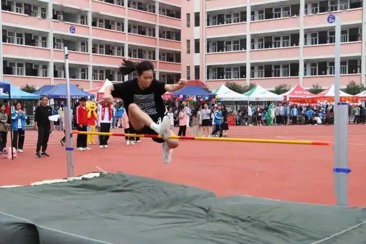 运动点亮青春,拼搏成就梦想——都安二高第33届校运会圆满举行_赛场