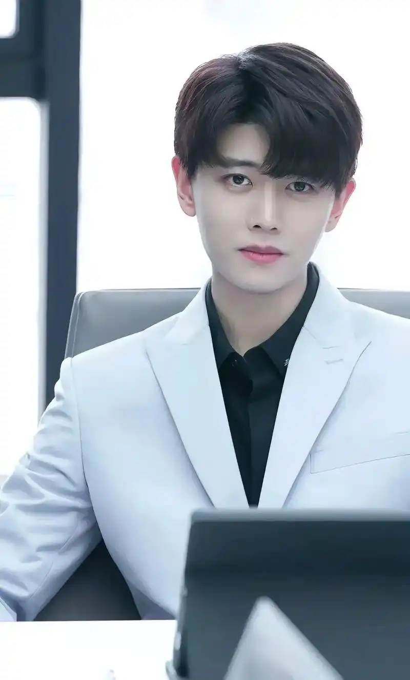 任嘉伦 就这个长相,喜不喜欢的嘉人们说吧#独一无二的你无可 - 抖音