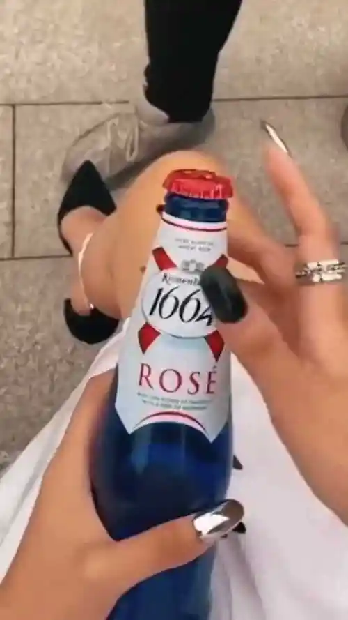 女朋友这样开酒瓶我惊呆了她以前究竟是干嘛的啊