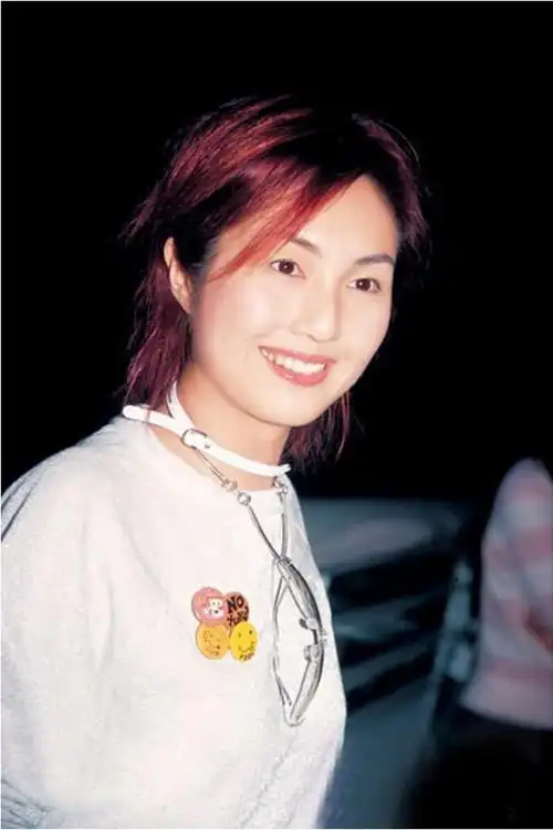 杨千嬅大方晒素颜照,褪去妆容眼角细纹明显,44岁的她果真老了!