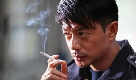 透过一个简单的抽烟镜头,他面对辛小丰时复杂的心绪展露无遗,怀疑与