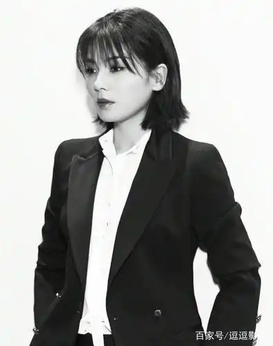 女星黑色西装造型,杨幂杨紫刘亦菲迪丽热巴谁惊艳到了你?