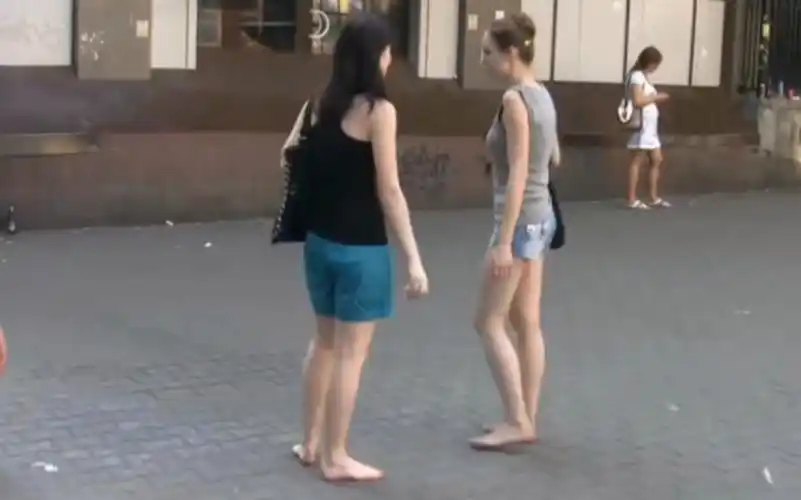 两个女生赤脚逛街