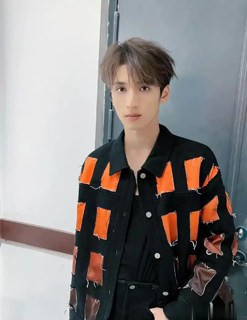 严浩翔分享拍立得随拍~帅气小严上线,各种拍照姿势好可爱,一大早就被