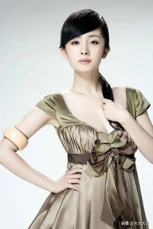 惊现杨幂早期青涩写真 秀丽的外表和俊俏的容貌让人更加喜爱和着迷