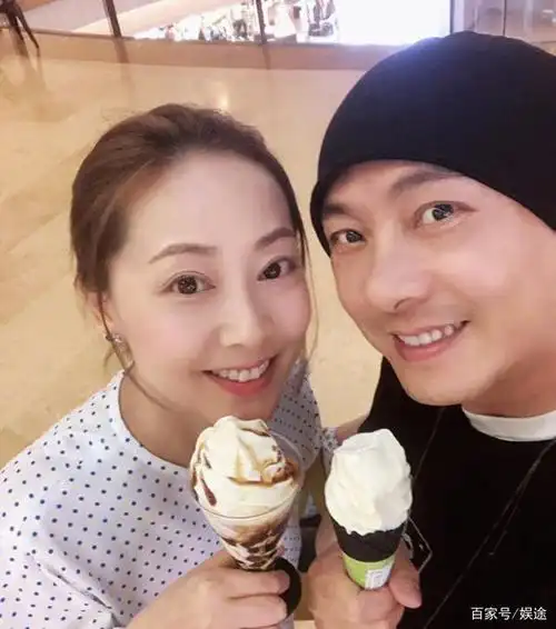 张卫健46岁妻子罕见露面,素颜出镜皮肤紧致状态好,小产后已释怀