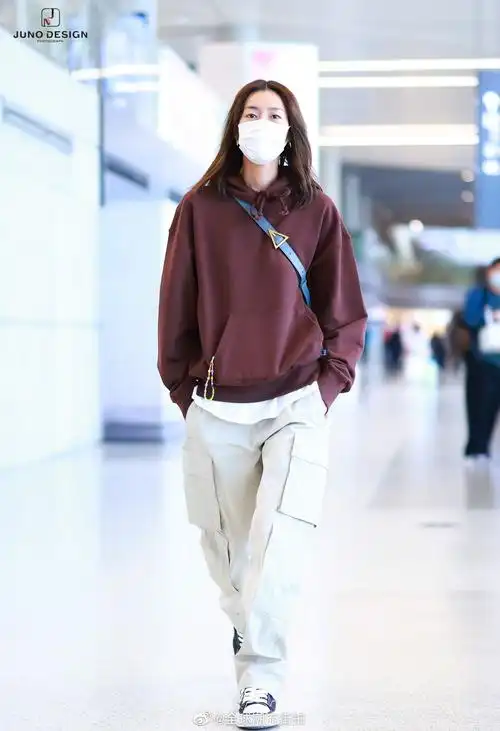 刘雯今日机场look更新 叠穿巧克力色卫衣搭配米色工装裤……__财经