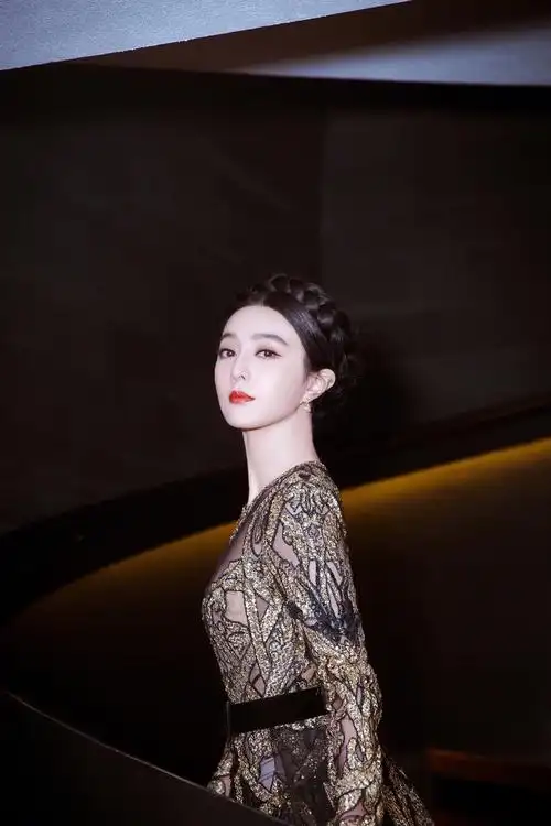 范冰冰泰国人气爆棚复古盘发尽显异域风情