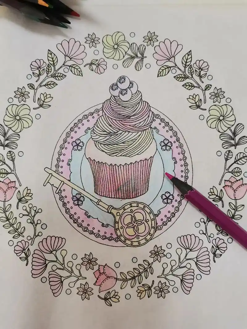 用彩铅勾勒出梦幻甜点,精致纸杯蛋糕置于盘上,被繁花环绕 ,一