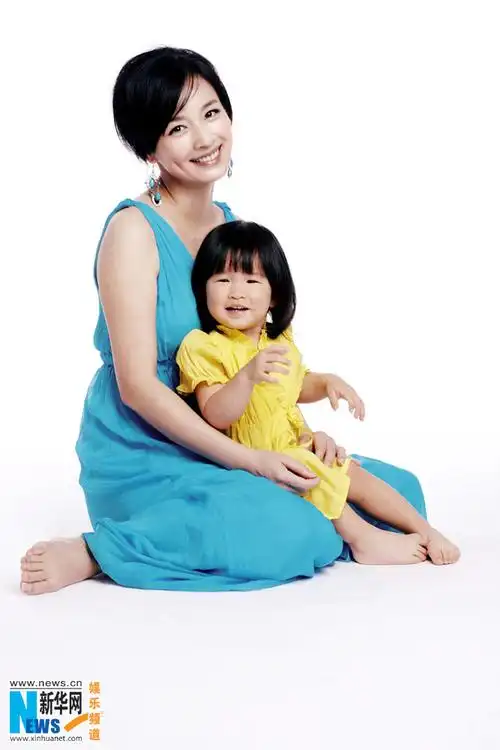 高清:张庭柔美风韵登封面 一家三口爱女超萌 (3)