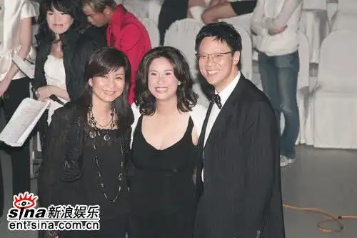 图文:tvb翡翠歌星贺台庆--甄妮与嘉宾合影