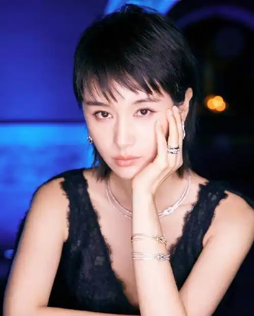 被155cm的王子文穿搭机场秀惊艳,短发造型搭黑色look显高又显瘦_个子