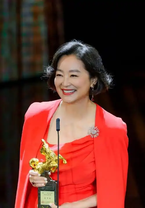 金马奖这一夜,49岁林志玲同框69岁林青霞,让我明白仪态的重要性|影后