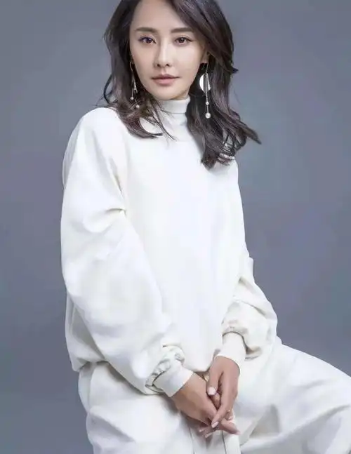 吴奇隆前妻原来这么美,穿简约休闲装优雅随性,不像"奔五"女人_高清