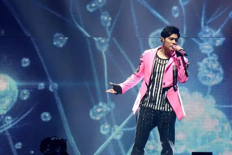 周杰伦演唱会上与粉丝玩打手心,化身小公举就是不给握手