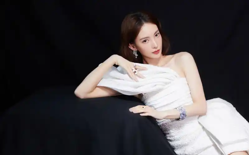 金晨性感露肩写真桌面壁纸