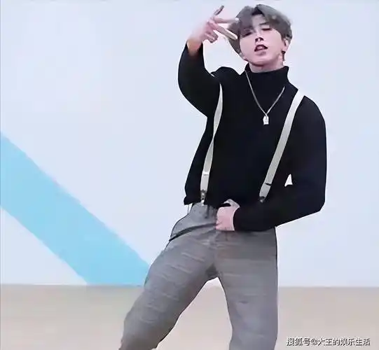 张艺兴伴舞团背带裤造型引争议:是故意模仿蔡徐坤还是巧合?