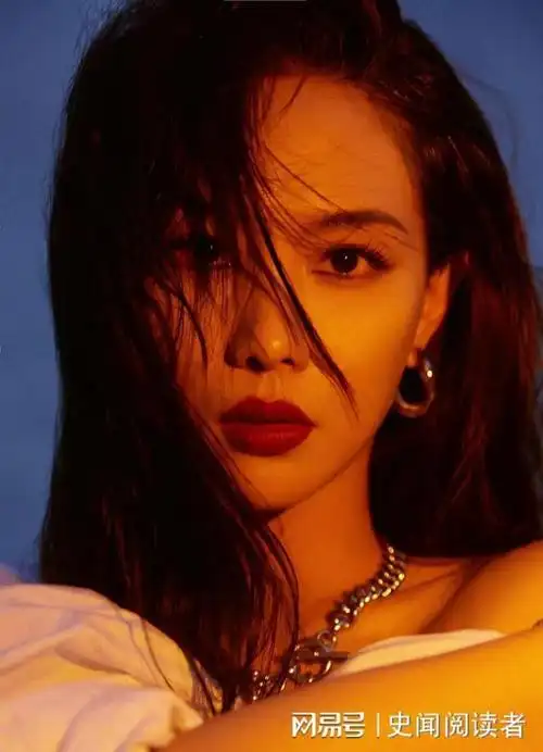 王霏霏最新白衬衫写真大片