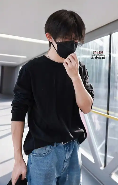 logo  #易烊千玺电影小小的我#@tfboys-易烊千玺