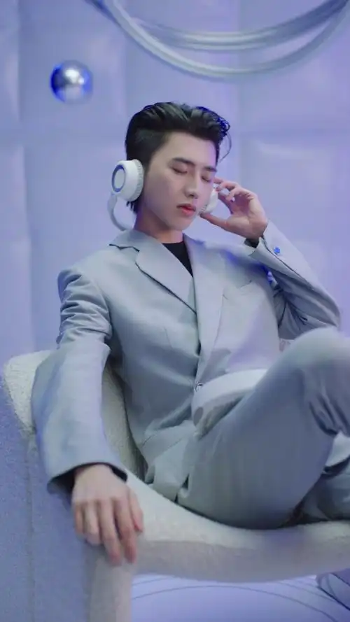 蔡徐坤戴耳机背头造型##蔡徐坤的多面视界##蔡徐坤视频彩铃首席萄验