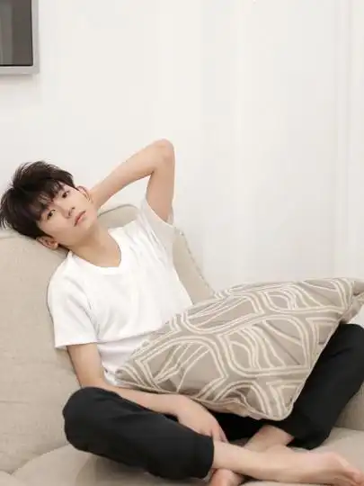 王源的10张生活照,网友:什么都无法阻挡你的帅气!