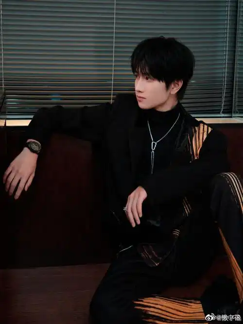 敖子逸晒拍一拍随拍##敖子逸黑金西装造型