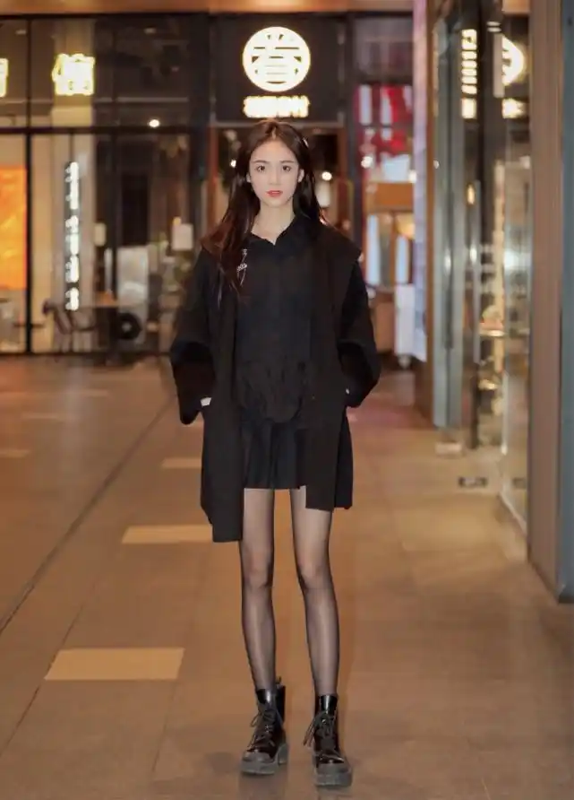 当然不是啦,冬天照样可以秀出美腿,跟着这些街拍小姐姐的穿