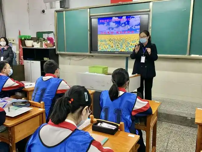 自律,并号召全体师生在崭新而特殊的2020年,直面严峻挑战,担负神圣