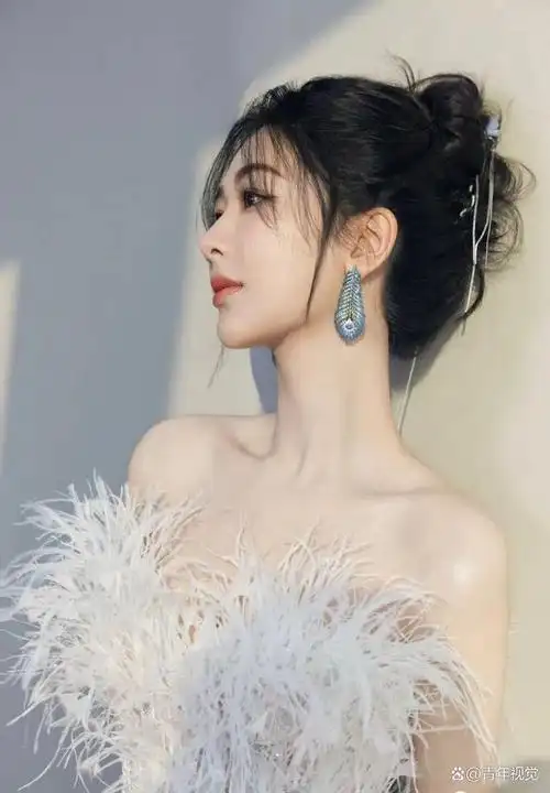 邻家女孩杨紫太仙美了!羽毛舞台造型闪闪发光!