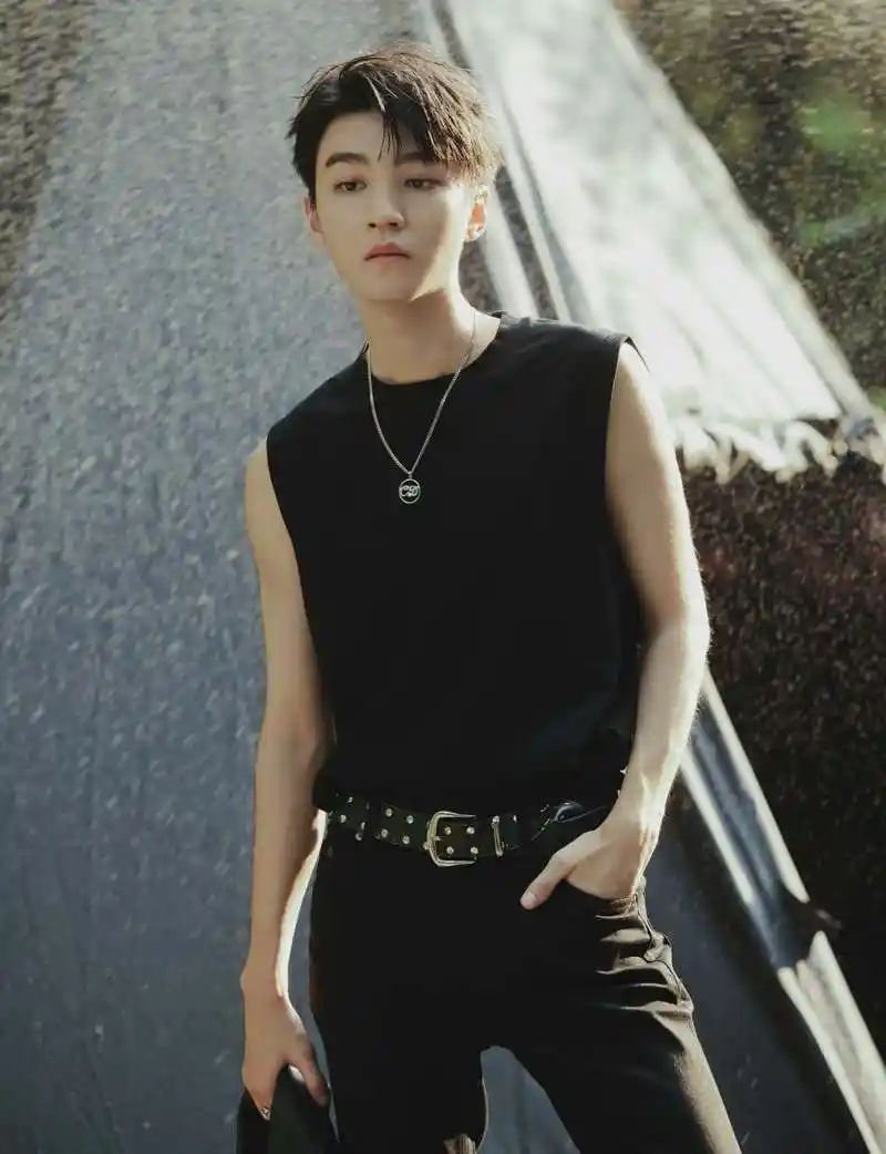 王俊凯#22岁生日照,机车皮夹克造型,户外秋季露营,酷帅成长蜕变,扇照