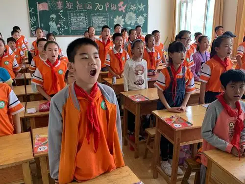 全体学生奏唱国歌.