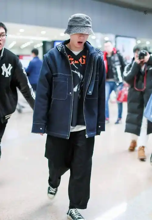 走机场也太随意,张一山又穿上次酷味夹克出街,哥哥衣柜该上新了_显得