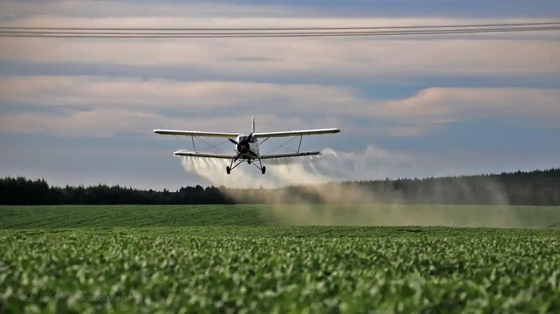 东北航空护林站飞机喷洒农药作业助力农业生产