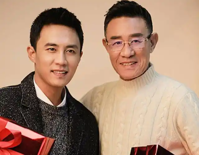 近日,娱乐圈著名父子档杜淳与爸爸杜志国曝光一组贺岁照片,父子俩手拿