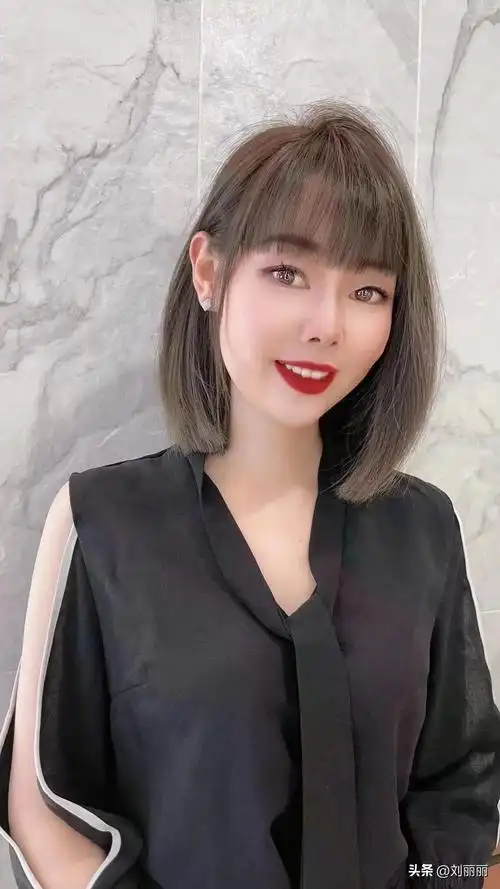 女生斜刘海发型图片1