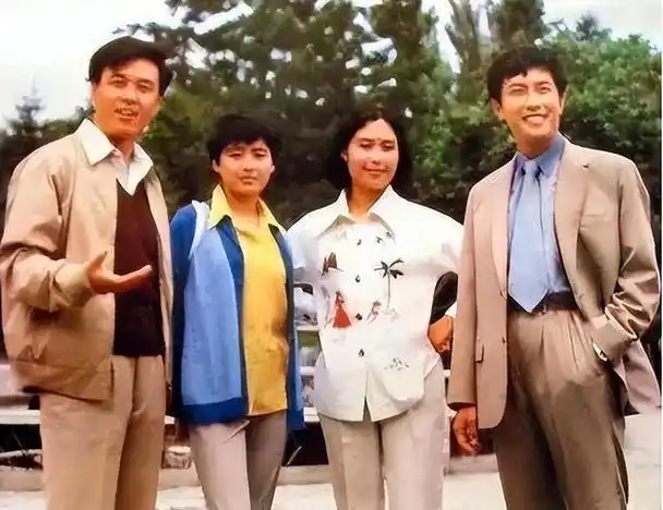 唐国强现状:国内淘金,妻儿在国外花,为"残疾"儿子的婚恋担心