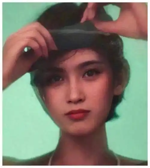 鞠婧祎晒母亲照片引发热议,美貌与现实,明星该如何抉择?