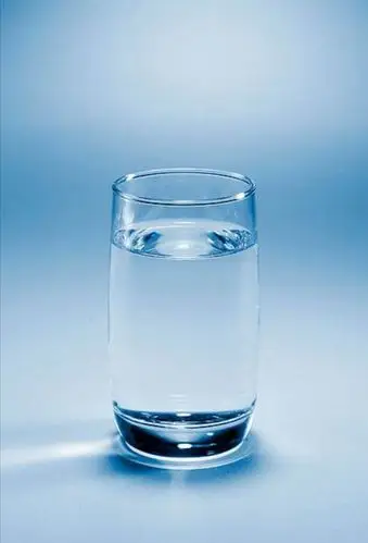 液态的时候叫水,气态的时候叫水蒸气.固态的时候我们叫冰.