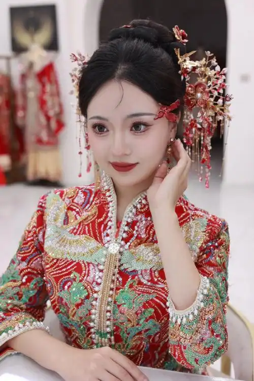 新娘跟妆##化妆师##新娘试妆#化妆师的技艺,打造中式新娘试妆照!