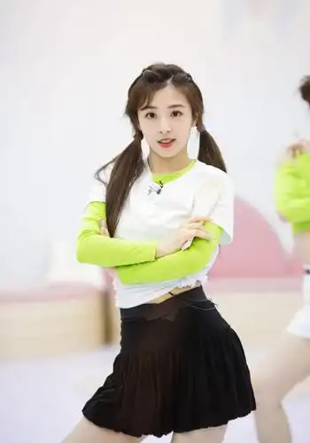 《乘风破浪的姐姐》张含韵:15岁出道即巅峰,随后遭遇网络暴力