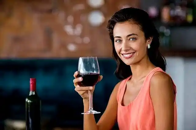 女神的喝酒范儿依旧女神女人喝酒注意这5个小细节让你魅力四射