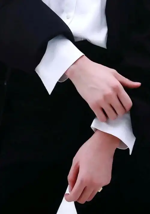 宋亚轩黑色风衣九宫格