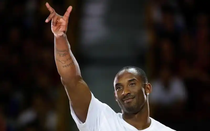 求一张科比的照片~~带墨镜 侧脸 穿白色t恤衫!